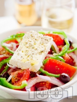 Оригинална гръцка салата (домати, краставици, чушки, маслини, лук и сирене Фета) - класическа традиционна рецепта - снимка на рецептата